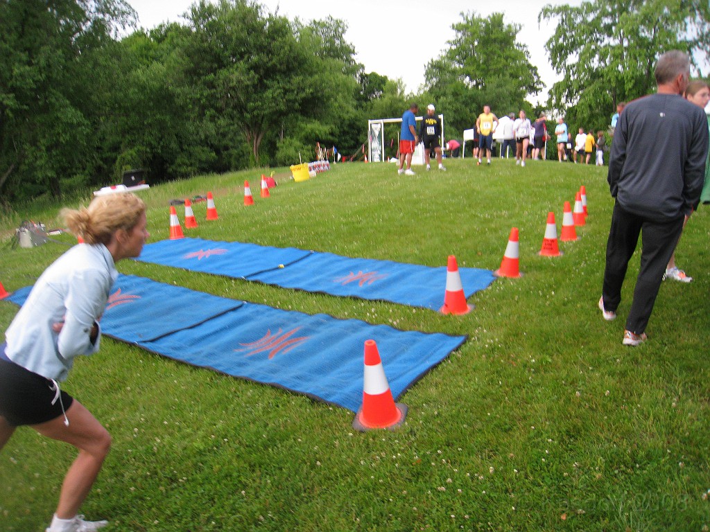 Flirt w Dirt 2009 025.jpg - The starting line goes downhill.... what does that mean? Well, that would make the finish line UPHILL!